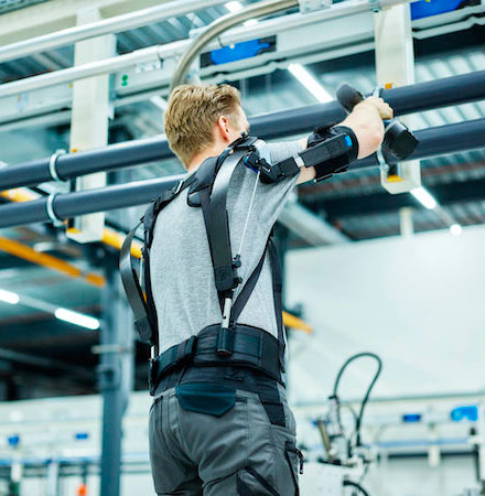 IP12 de Skelex est un exosquelette pour le haut du corps permettant le soutien des épaules et de la nuque lors de travail intensif et /ou répétitif